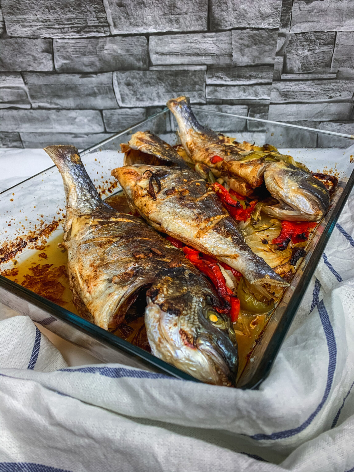 Dourada Assada com Batatas Assadas