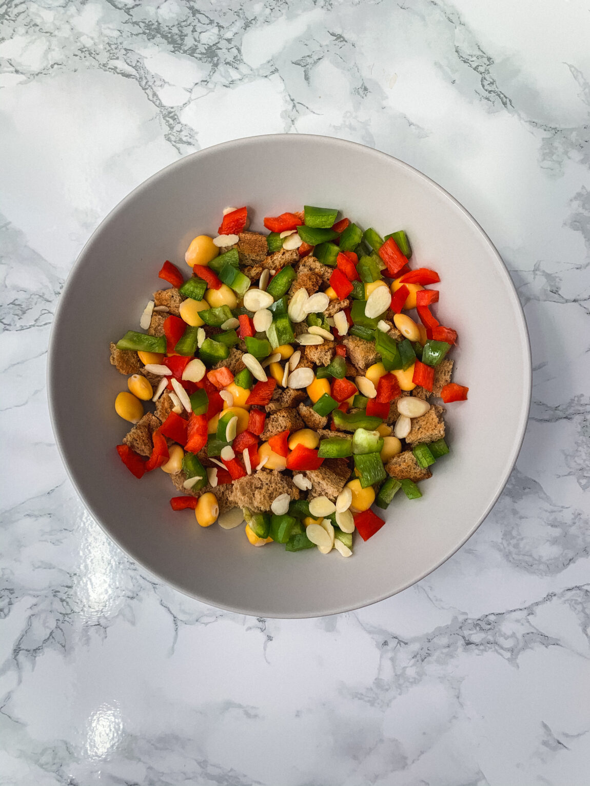 Salada de Pimento, Pão e Tremoços