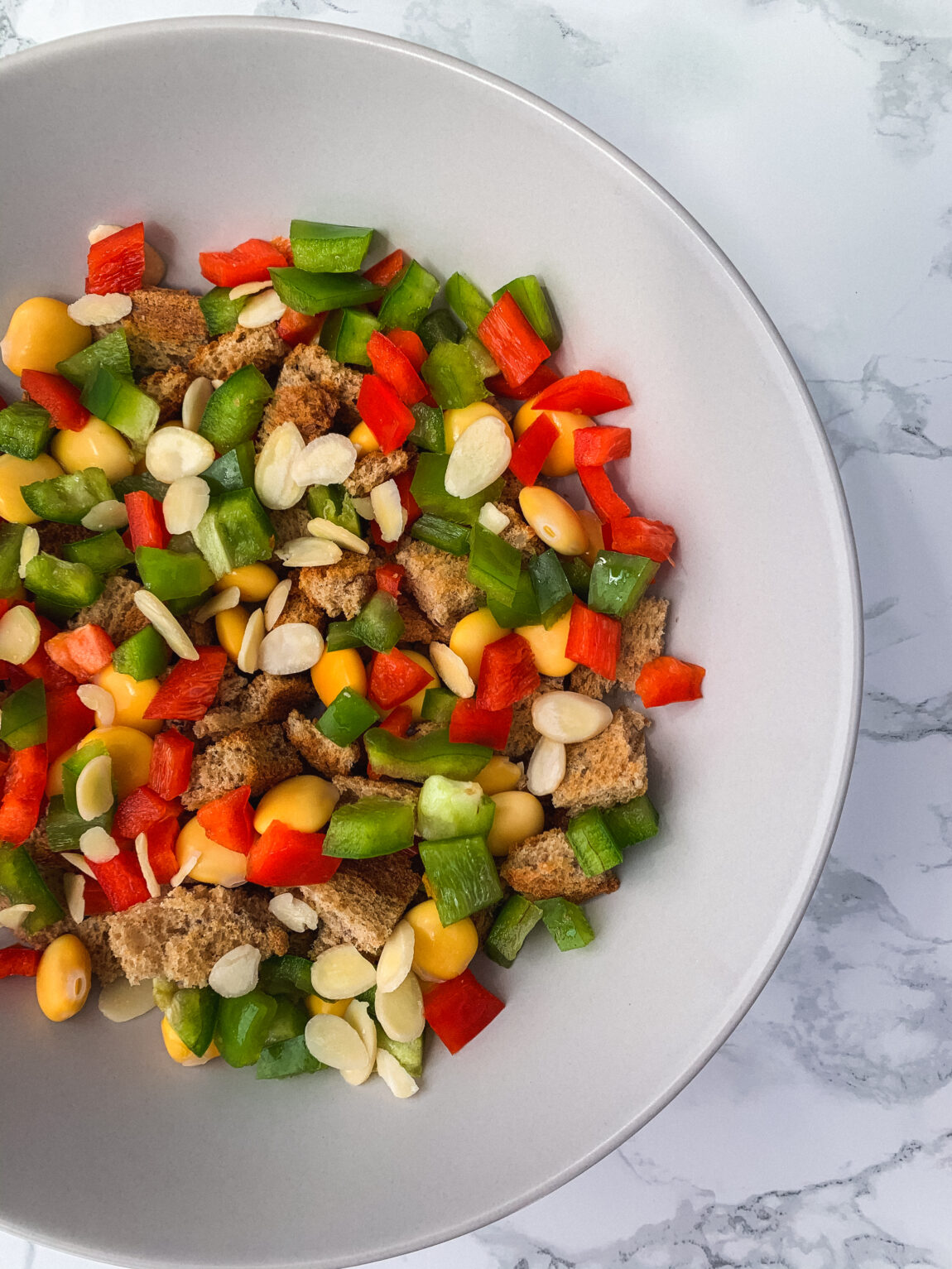 Salada de Pimento, Pão e Tremoços
