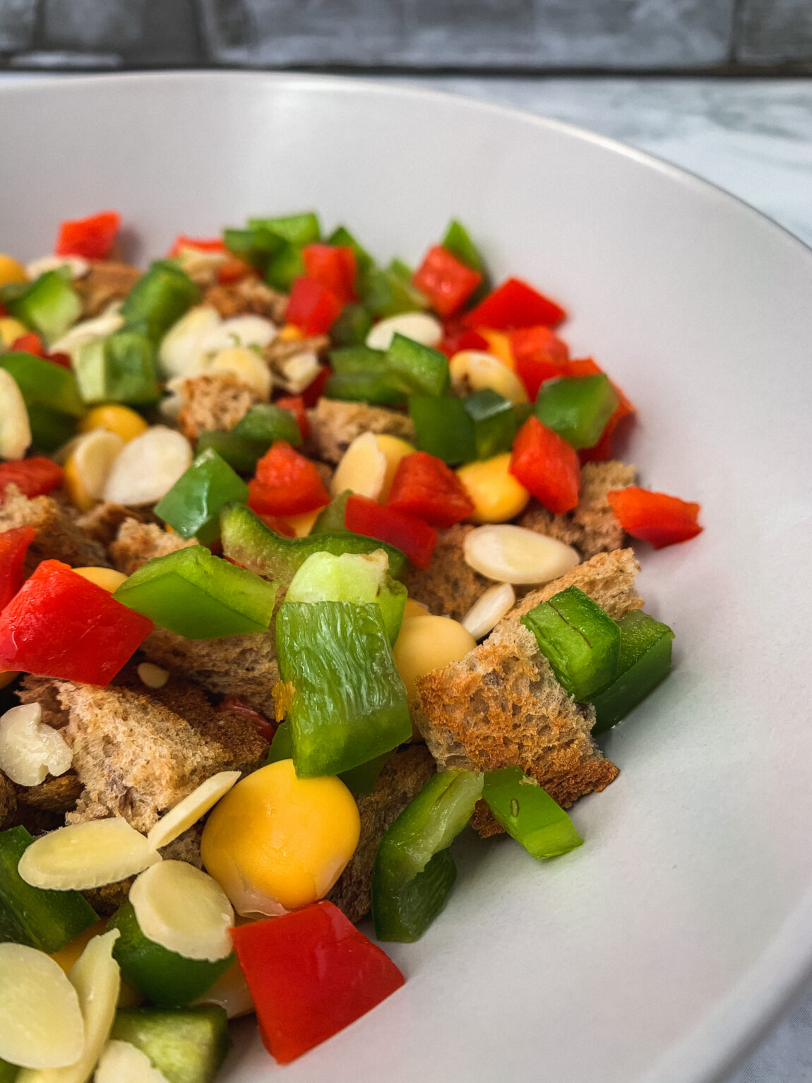 Salada de Pimento, Pão e Tremoços